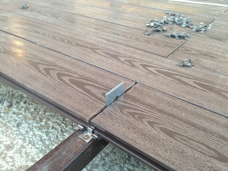 монтаж террасной доски из ДПК с зазором